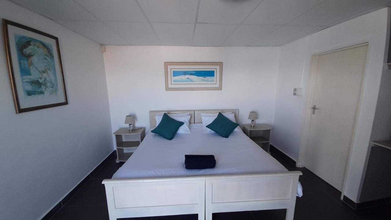 Swept Away Guesthouse - No-Loadshedding Yzerfontein Esterno foto