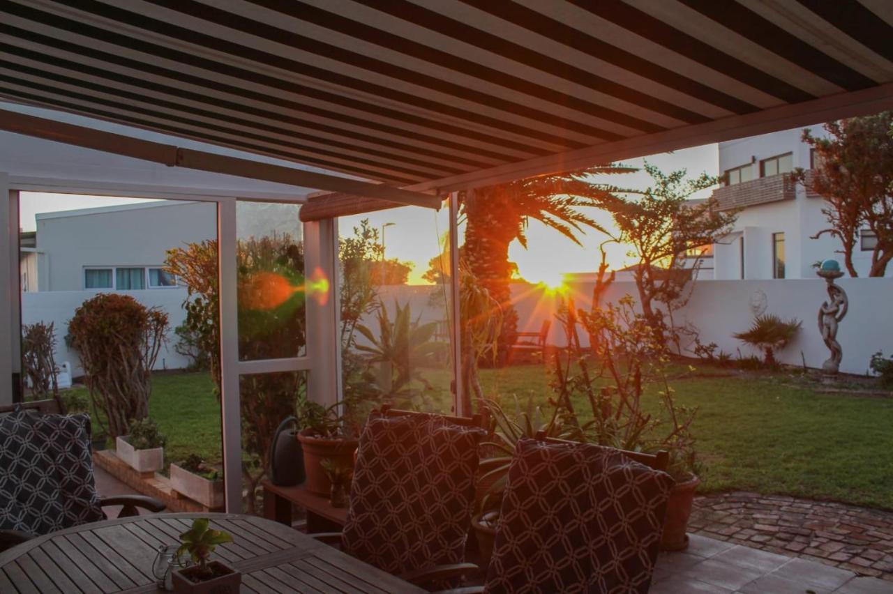 Swept Away Guesthouse - No-Loadshedding Yzerfontein Esterno foto