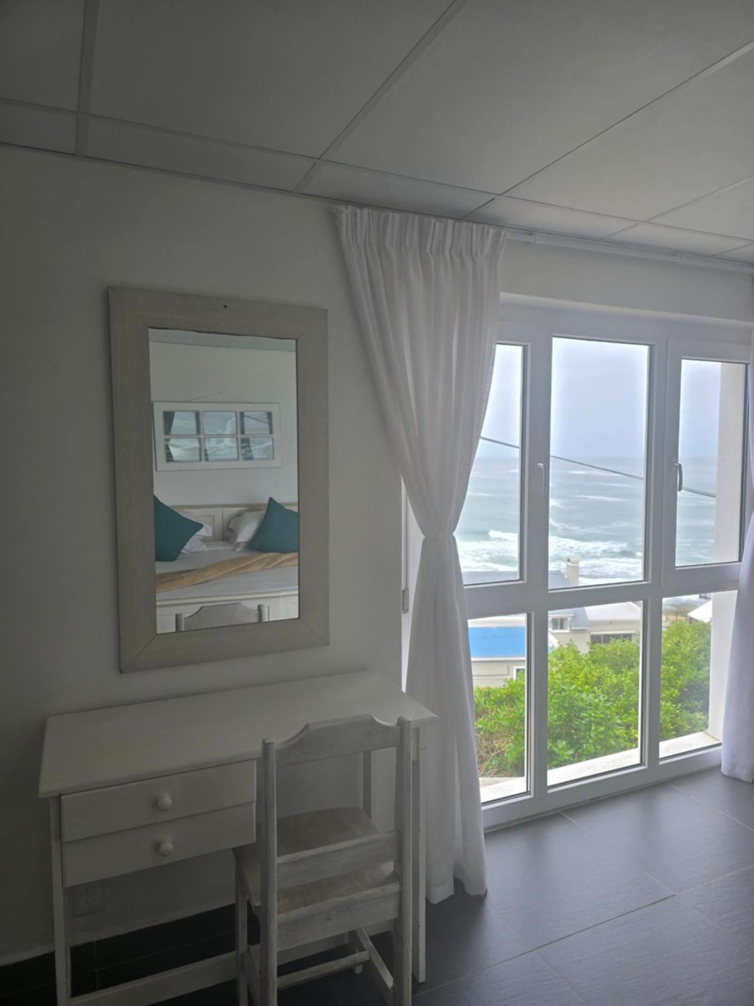 Swept Away Guesthouse - No-Loadshedding Yzerfontein Esterno foto