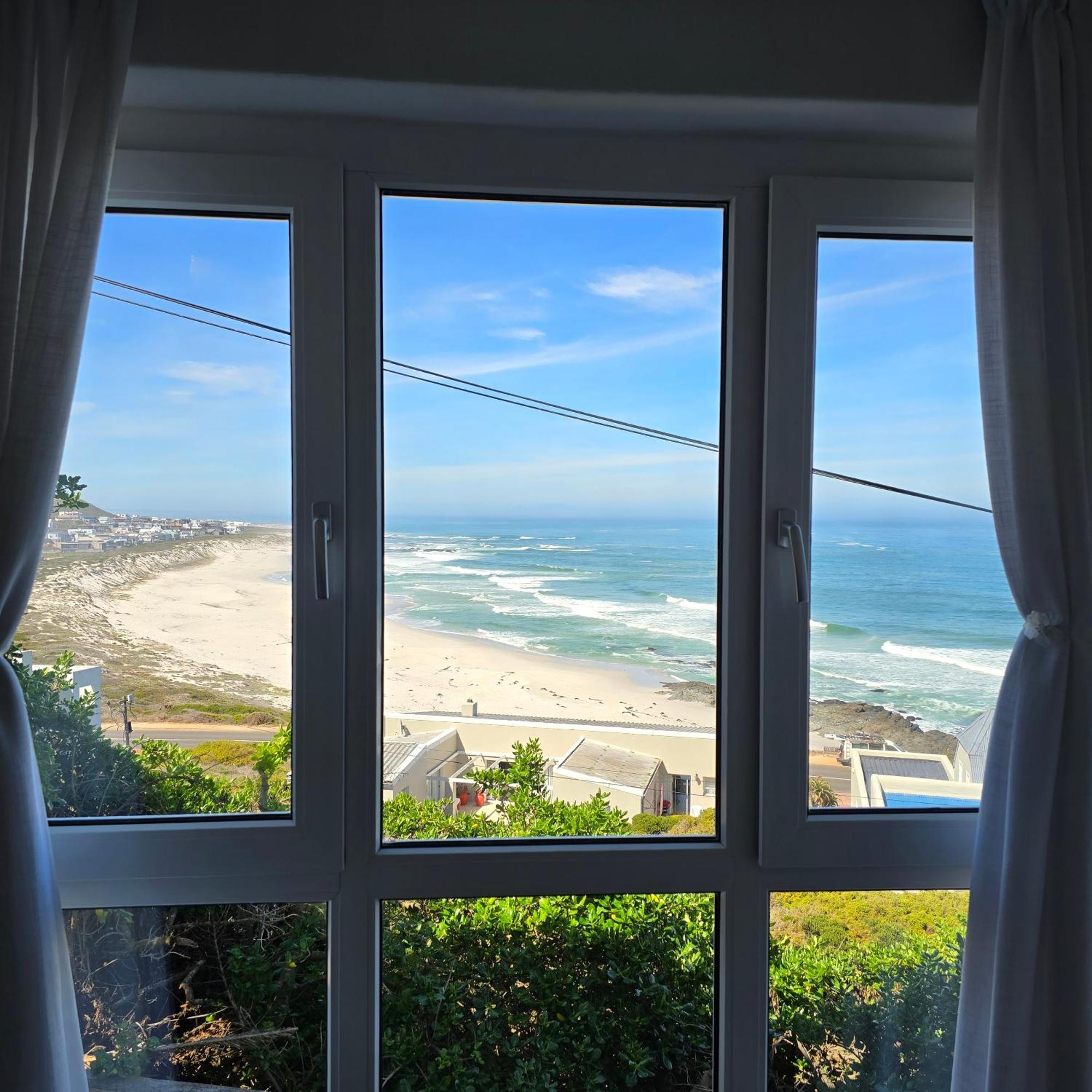 Swept Away Guesthouse - No-Loadshedding Yzerfontein Esterno foto