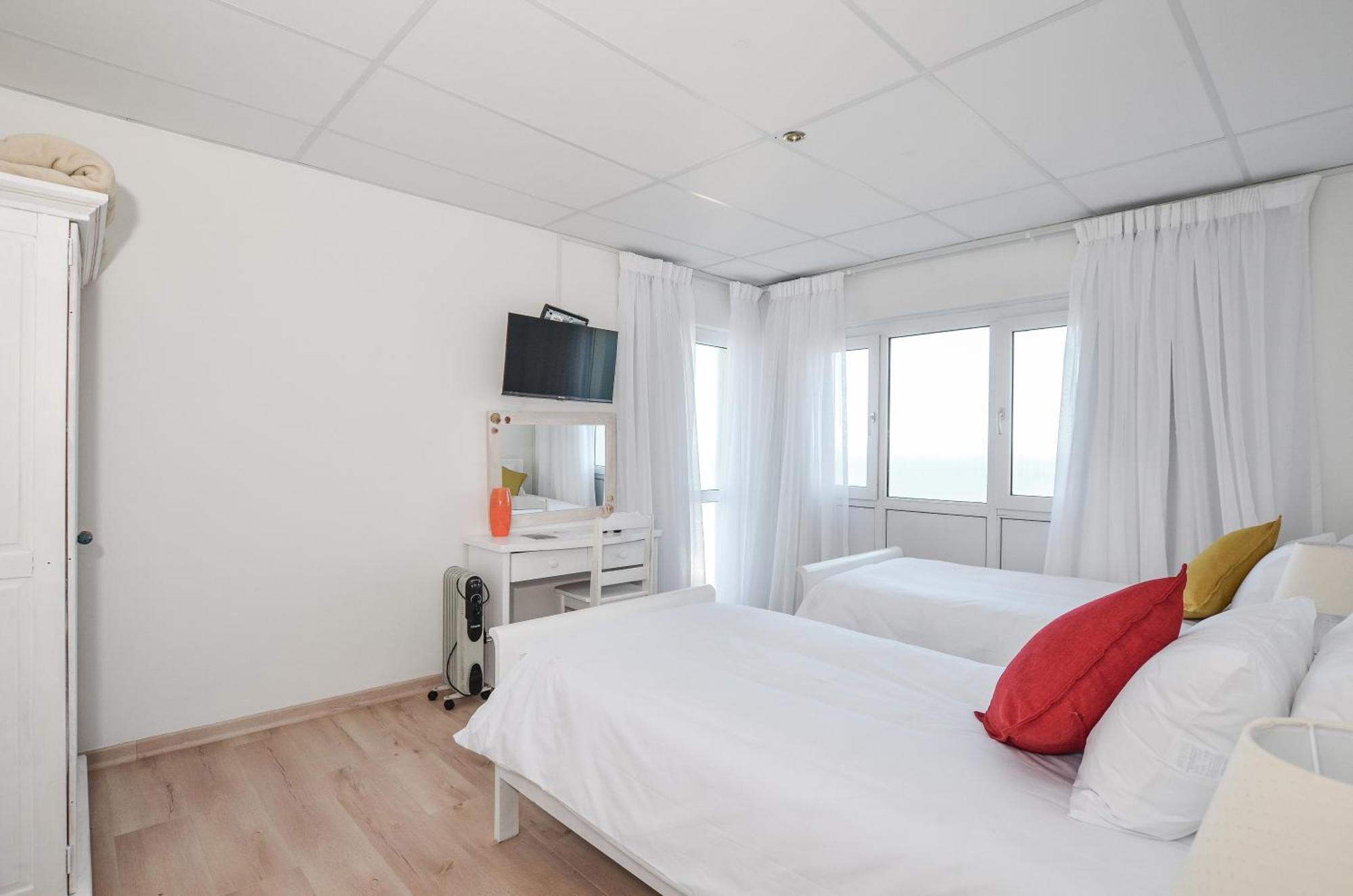 Swept Away Guesthouse - No-Loadshedding Yzerfontein Esterno foto