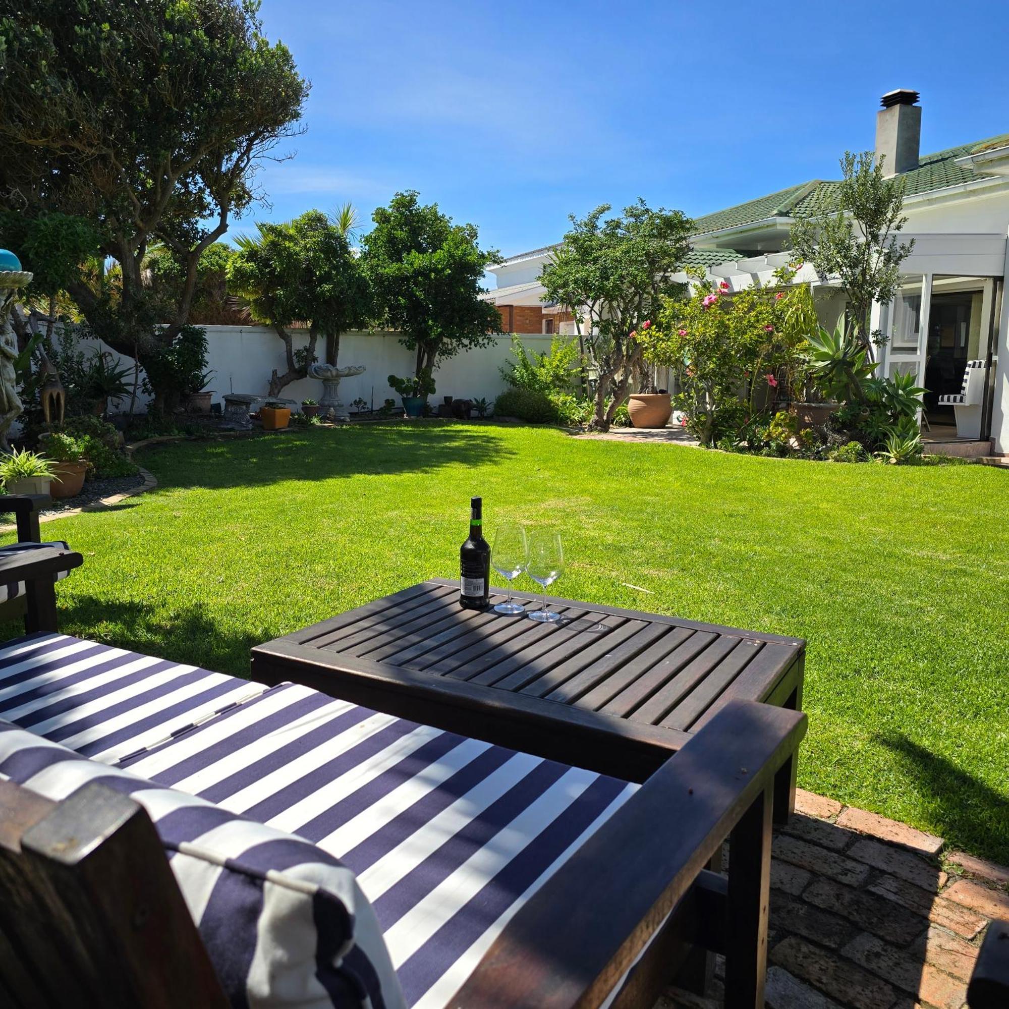 Swept Away Guesthouse - No-Loadshedding Yzerfontein Esterno foto