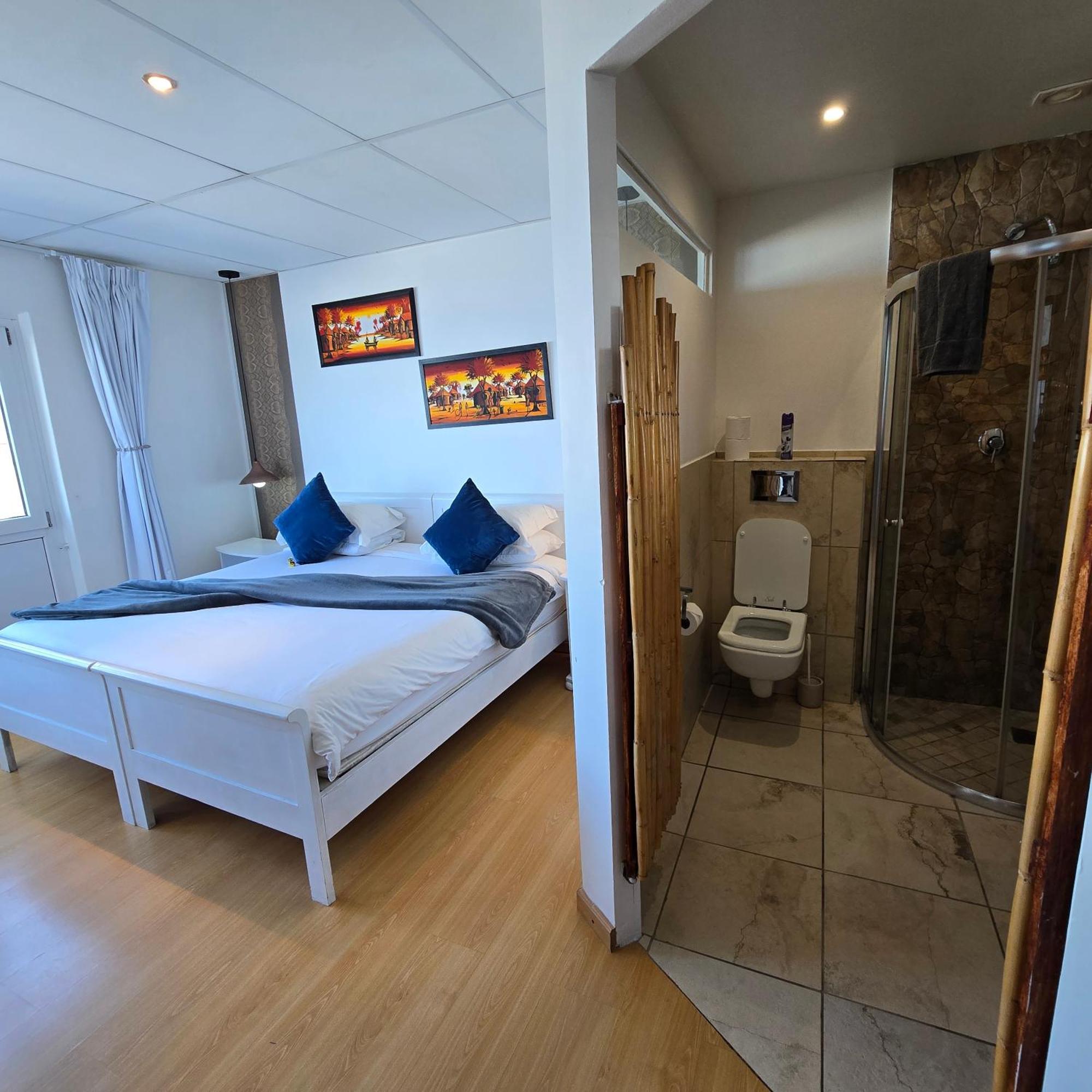Swept Away Guesthouse - No-Loadshedding Yzerfontein Esterno foto